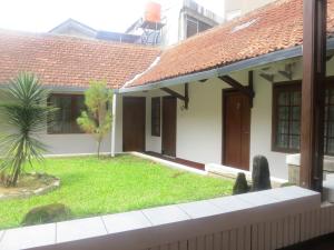 vistas al patio de una casa en Elenor's Home at Eyckman en Bandung