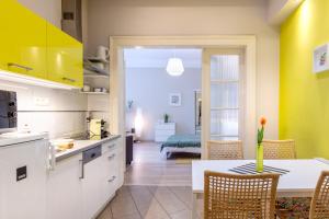 Kuchyňa alebo kuchynka v ubytovaní ORANGEHOMES One Bedroom Comfy Apartment + 22 fotografií