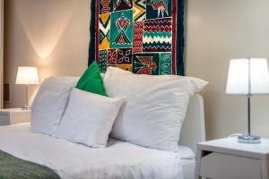Posteľ alebo postele v izbe v ubytovaní ORANGEHOMES One Bedroom Comfy Apartment