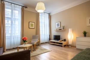 Televízia a/alebo spoločenská miestnosť v ubytovaní ORANGEHOMES One Bedroom Comfy Apartment