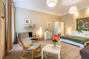 Posteľ alebo postele v izbe v ubytovaní ORANGEHOMES One Bedroom Comfy Apartment
