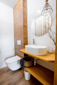 奧士廷的住宿－WYWIAŁOWO，浴室设有白色水槽和镜子
