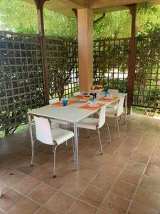 una mesa blanca y sillas en un patio en Casa ivana, en Borghetto di Vara