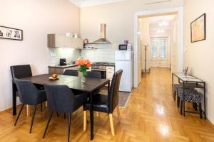 Kuchyňa alebo kuchynka v ubytovaní ORANGEHOMES Kalvin Sq 2 bedroom apartment