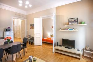 TV a/nebo společenská místnost v ubytování ORANGEHOMES Kalvin Sq 2 bedroom apartment