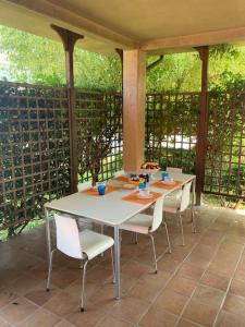 een witte tafel en stoelen op een patio bij Casa ivana in Borghetto di Vara