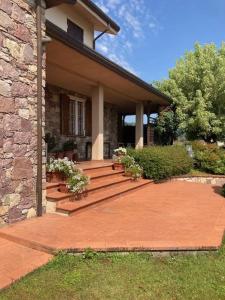 een huis met een veranda met bloemen erop bij Casa ivana in Borghetto di Vara