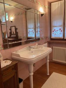 a bathroom with a sink and a mirror at Casa ivana in Borghetto di Vara