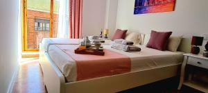 Un dormitorio con una cama y una bandeja. en Aparhotel Mediterráneo by NeoHotels-Centro 8 min by Metro en Valencia