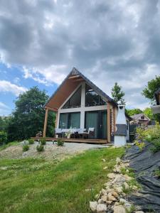 une maison avec une grande fenêtre sur une colline dans l'établissement Brzuchem do góry, à Chocieszow