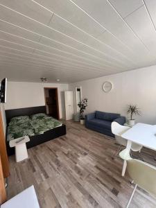 um quarto com uma cama e um sofá num quarto em Weserbutze em Bodenwerder