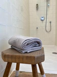 - une pile de serviettes assises sur une table dans la salle de bains dans l'établissement Maracci vakantiehoeve, à Pervijze