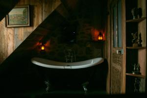 bagno con lavandino bianco in una camera oscura di La Maison du Bonheur & Spa 