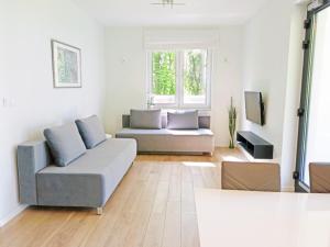 sala de estar con sofá y TV en SEA & YOU Apartament z widokiem na morze - Dwie Sosny en Ustronie Morskie