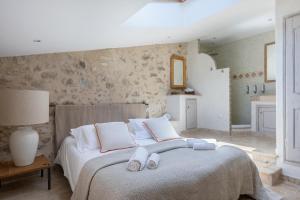 una camera da letto con un letto e asciugamani di Ma maison à Valbonne - Cosy - Loft - Duplex - 25min of LIONS a Valbonne