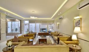 شاليهات لوسيرن (عوائل) في خميس مشيط: غرفة معيشة كبيرة مع كنب وطاولات