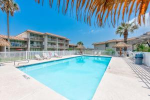 Bazén v ubytování Jades Get Away SEA202 nebo v jeho okolí