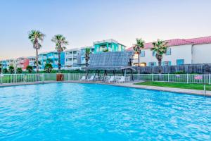 uma grande piscina em frente a alguns edifícios em Tinas Island Retreat IR42 em Port Aransas