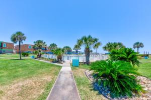 um caminho através de um parque com palmeiras em Tinas Island Retreat IR42 em Port Aransas