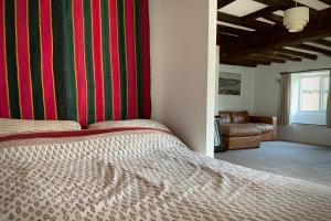 Een bed of bedden in een kamer bij Whichford Mill-large Cotswold Home