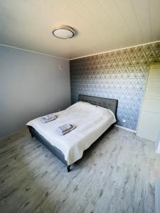 a bedroom with a bed in a room at Nõva, Külaliskorter, mere ääres in Nõva