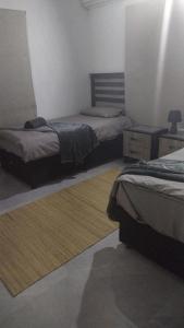 Giường trong phòng chung tại Wanderlust Hostel