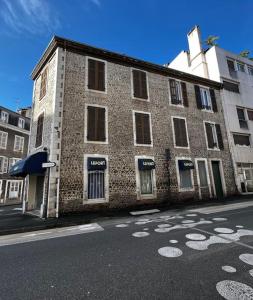 un edificio de ladrillo al lado de una calle en Les Suites Paloises - Appt. 1 : Le Jurançon, en Pau