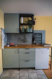 cocina con armarios blancos y encimera de madera en London Buck, en Stralsund