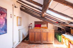um quarto com uma cama com um armário de madeira em Mirella & Patrick in Rome em Boccea