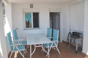 a dining room with a white table and chairs at Casa Eckhoff 3A Polopos- Underbar utsikt in Polopos