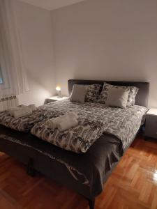 1 cama grande en un dormitorio con 2 almohadas en Green Garden Premium en Surčin