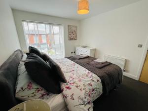 a bedroom with a bed and a couch at 3 Bed Stylish house with parking close the Etihad in Manchester