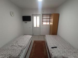 A bed or beds in a room at Apartmani Lovcen