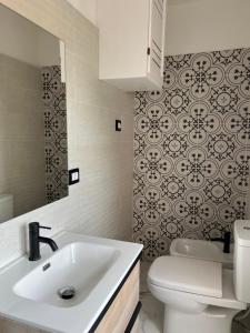 a bathroom with a white sink and a toilet at Da Tea in San Teodoro