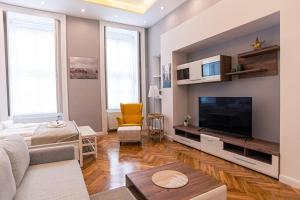 sala de estar con sofá y TV en Joy Apartments on Kiraly street, en Budapest