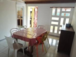 una mesa de comedor y sillas en una habitación en maison de ville en Saint-Denis