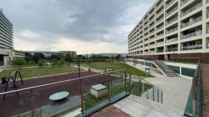 einen Balkon eines großen Gebäudes mit Spielplatz in der Unterkunft GAVAS APARTMENTS VIVA City in Cluj-Napoca