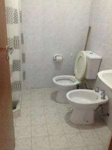 uma casa de banho com um WC e um lavatório em Eivissa em La Lucila del Mar
