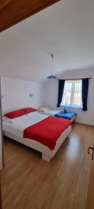 Postel nebo postele na pokoji v ubytování Apartmani Sanja
