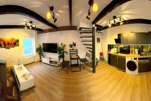 a living room with a kitchen and a dining room at RobinsHomes-Industrial in Braunschweig