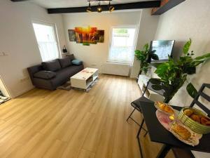 a living room with a couch and a wooden floor at RobinsHomes-Industrial in Braunschweig +13 photos