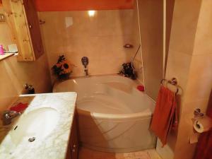 uma pequena casa de banho com uma banheira e um lavatório em CASA MARIA Huge apartment in the heart of Bussana Vecchia em Sanremo