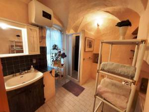 uma casa de banho com um lavatório, um chuveiro e um lavatório. em CASA MARIA Huge apartment in the heart of Bussana Vecchia em Sanremo