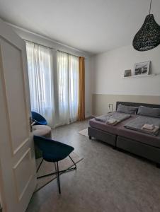 - une chambre avec un lit, une chaise et une fenêtre dans l'établissement Meet and Greet am Steiger, à Erfurt