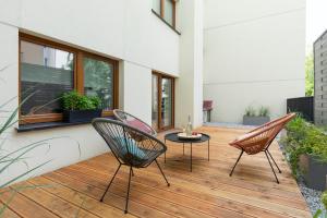 patio con sedie e tavolo su una terrazza in legno di No 7 Terrace a Cracovia
