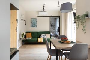un soggiorno con divano verde e tavolo di No 7 Terrace a Cracovia