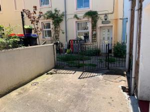 un cancello di fronte a una casa con una recinzione di 18 Main Street a St Bees
