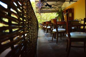 una fila de mesas y sillas en un restaurante en Los Susurros. Casa, en Palenque
