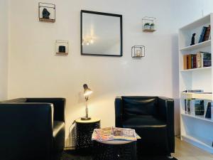 a room with two chairs and a table and a mirror at Maison entière avec jardin - Comet Arena - Zenith in Olivet