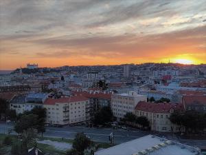 Pohľad na východ alebo západ slnka z apartmánu alebo blízkeho okolia